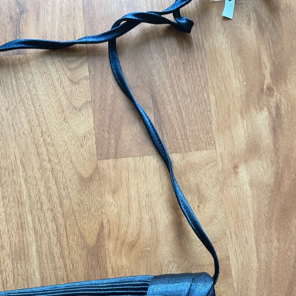 Black rose, pleated design crossbody bag - Picture 6 of 16